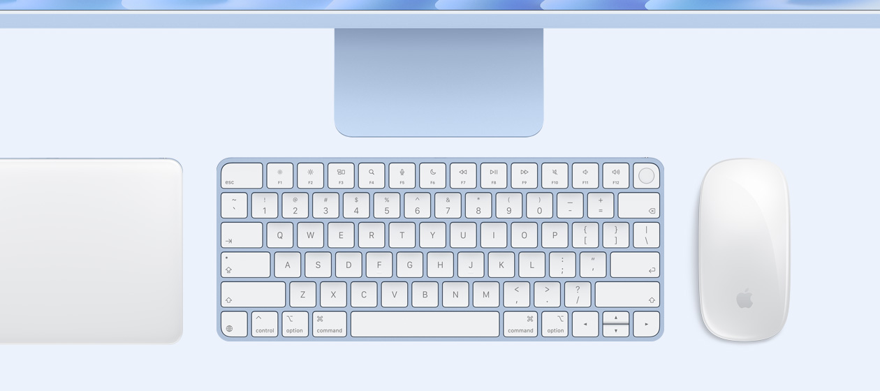 Parte de cima externa do iMac azul com Magic Trackpad, Magic Mouse e Magic Keyboard com Touch ID na mesma cor