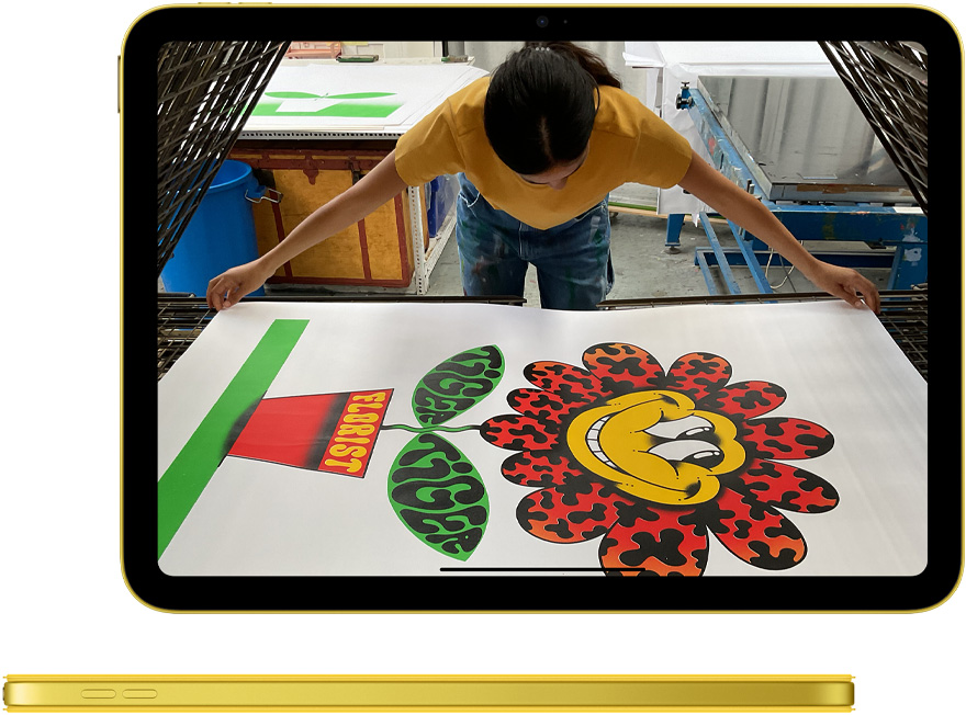 Foto di iPad dan tampilan samping iPad kuning dengan cover Smart Folio berwarna senada