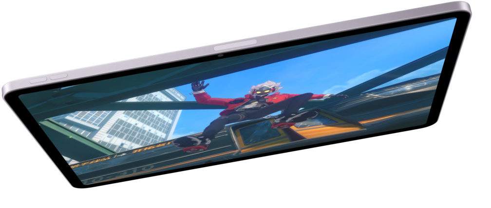 Ekranında bir aksiyon sahnesi gösterilen, yatay pozisyonda düşüyormuş gibi görünen iPad Air, aşağısında iki diğer iPad Air modeli