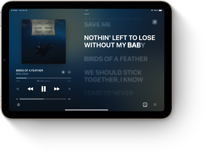노래 가사와 함께 Apple Music을 보여주는 가로 모드 iPad mini.
