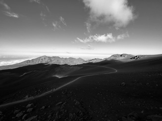 Fotografia a preto e branco de uma paisagem montanhosa. Esta fotografia foi tirada com a câmara Ultra grande angular a 0,5x.