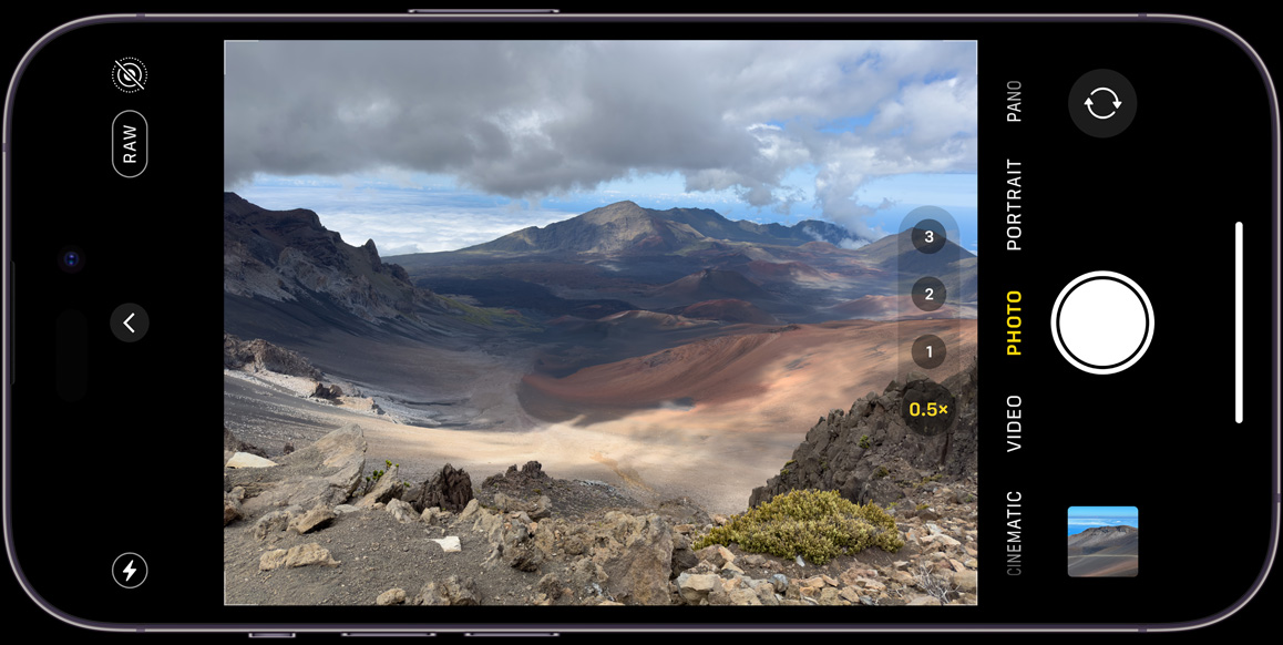 Um iPhone 14 Pro a tirar uma fotografia de uma paisagem montanhosa no modo ProRAW.