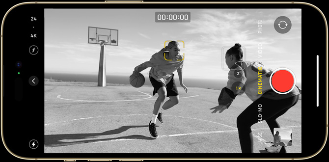 Layar iPhone 14 Pro yang berisi foto hitam putih mode Sinematik dua orang yang sedang bermain basket.