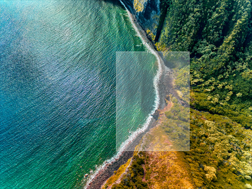 Foto wide garis pantai yang memperlihatkan detail menawan yang diambil dengan kamera Utama 48 megapiksel.