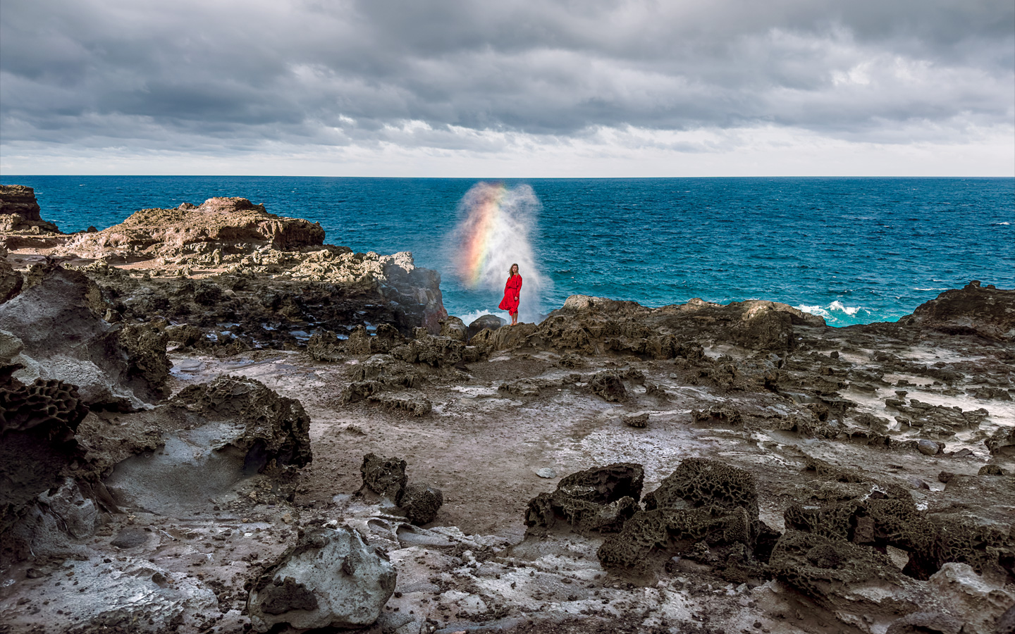 Φωτογραφία ενός παράκτιου γκρεμού, στην οποία αποτυπώνονται με εκπληκτική λεπτομέρεια τα κύματα στο φόντο και οι άγριοι βράχοι στο προσκήνιο.
