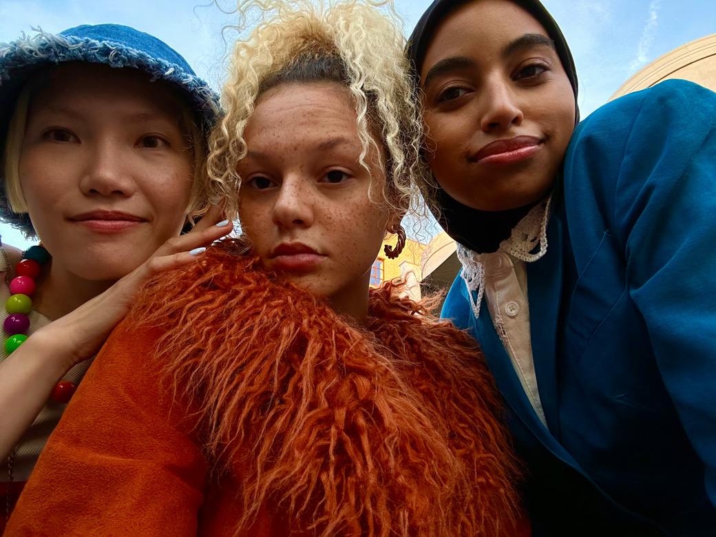 Selfie de groupe de trois femmes posant ensemble, pris avec la caméra TrueDepth.