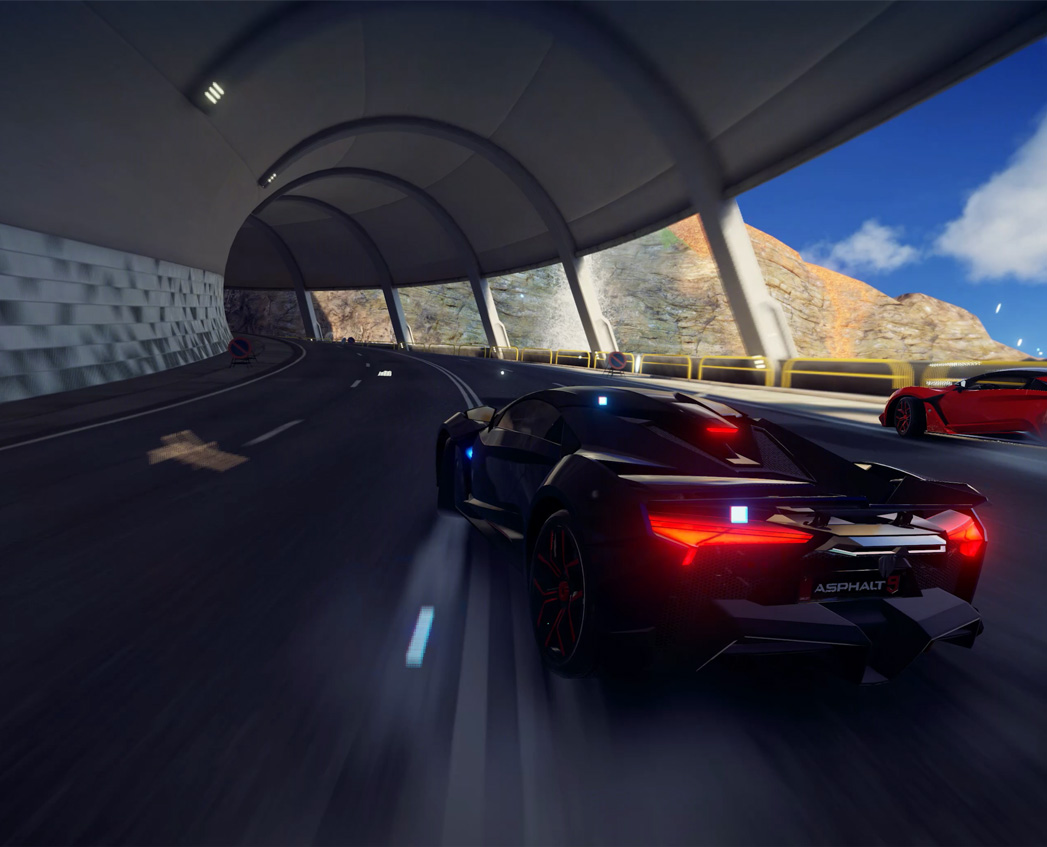 فيديو من لعبة غنية برسومات الغرافيك تضم سيارات تتسابق داخل نفق.