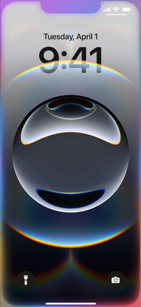 Kilit Ekranı’nın etrafı renkli ve parlak kenarlarla çevrili olan bir iPhone 16e’yi tutan bir el