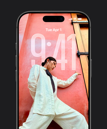 Замкнений екран iPhone, на якому показано час, адаптований до фотографії
