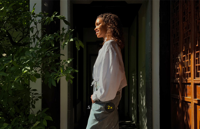 Зображення жінки з використанням камери Телефото 2x