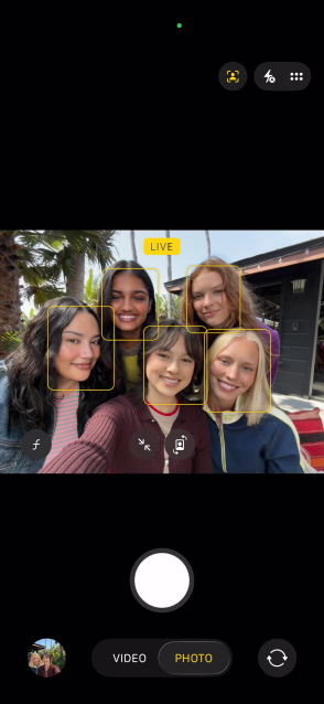 iPhone 17 機身正面，螢幕展示使用相片人物置中功能自拍大合照。