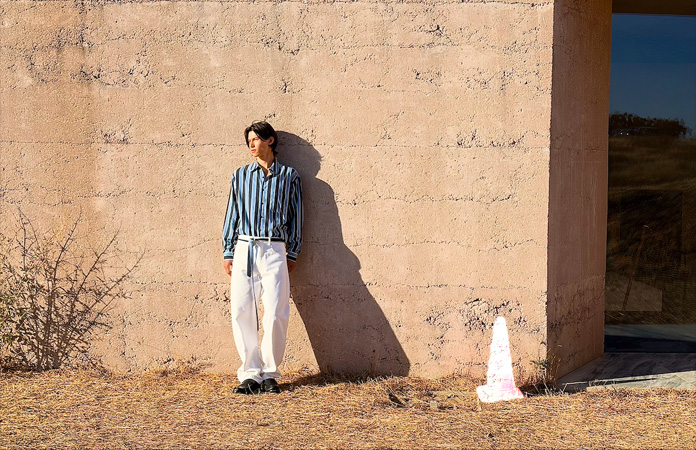 展示使用清除工具從相片中移除的錐形道路標筒