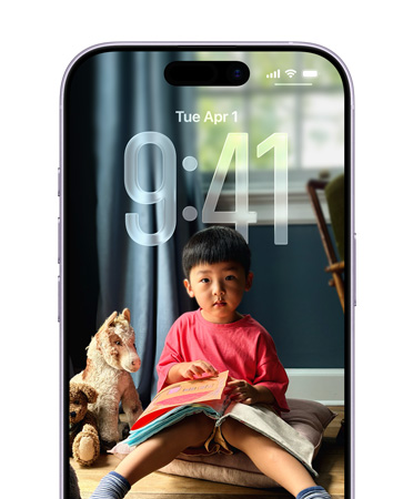 iPhone 鎖定畫面展示因應鎖定畫面相片而自動調整的時間