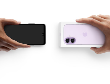 兩隻手在交換電話，左邊手拿著一部沒有包裝盒的 Android，右邊手拿著一部在包裝盒內的全新 iPhone 17。