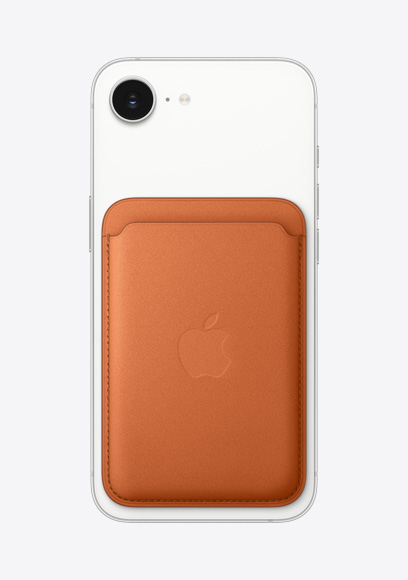 iPhone 17e, parte trasera, acabado blanco, con billetera naranja zorro con MagSafe, cámara Fusion en la parte superior