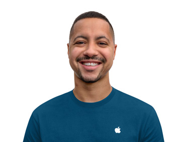 Smiling Apple Specialist with an approachable demeanour