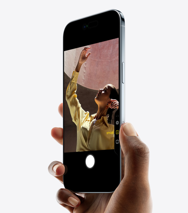 Een hand houdt iPhone Air vast met de duim op de knop voor de Cameraregelaar, voorkant, zijkant, dun profiel, Dynamic Island, zijknop