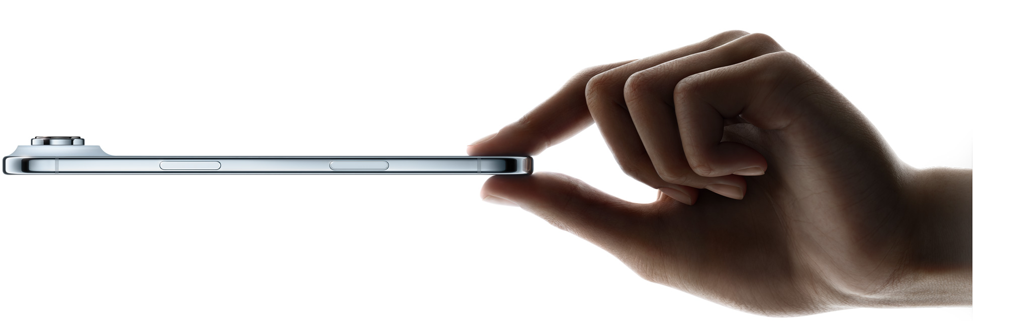 Een duim en wijsvinger houden iPhone Air vast, zijkant, kleur Hemelsblauw, dun profiel, Fusion-camerasysteem, knoppen: zijknop, Cameraregelaar