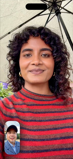 iPhone Air, вид спереду, використовується функція «Центрування в кадрі» для відеовикликів: дві людини говорять по FaceTime