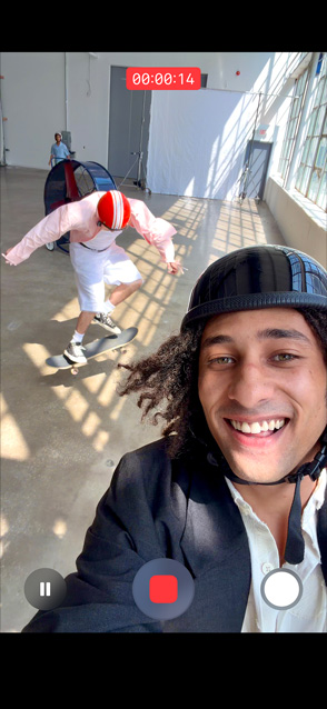 iPhone Air, вид спереду, використовується функція запису відео з надзвичайною стабілізацією: відео з активним рухом