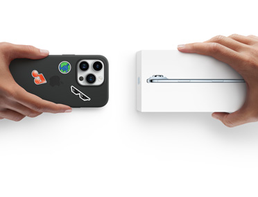 يدان تستبدلان جهاز iPhone 13 المزود بغطاء سيليكون وملصقات على الجزء الخارجي الخلفي، بجهاز iPhone Air جديد في علبته.