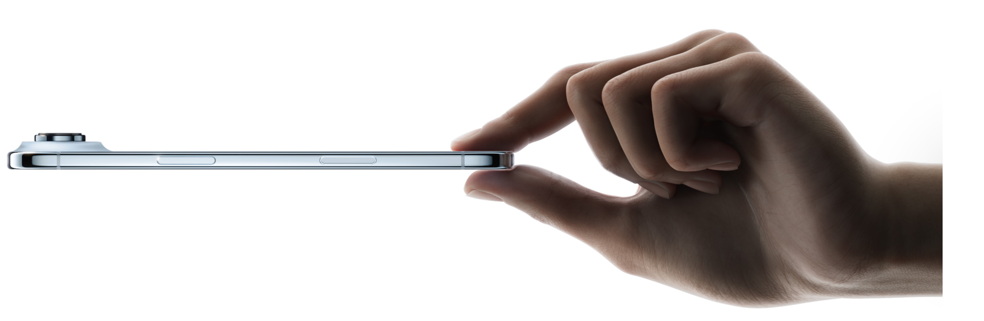 Великий і вказівний палець тримають iPhone Air: вид збоку, колір «блакитне небо», тонкий корпус, система камер Fusion, бічні кнопки й контролер камери