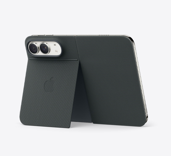 iPhone Duo 스타 화이트 색상이 Kickstand형 Folio 네이비 블루 색상에 기대어 세워져 있는 모습. 기기가 완전히 열린 상태로 가로로 놓여 있으며, 뒷면에 48MP 듀얼 Fusion 후면 카메라와 두 개의 렌즈가 보입니다.