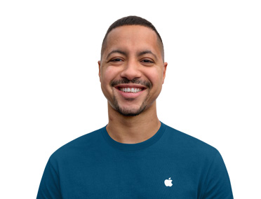 친근한 태도로 웃고 있는 Apple 스페셜리스트의 모습