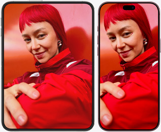 iPhone Duo를 세로 방향으로 열어 놓은 모습. iPhone 18 Pro Max가 그 옆에 나란히 놓여 있고, 두 기기 모두 빨간색 옷을 입은 빨간 머리 사람의 동일한 이미지가 표시되어 있습니다. 더 큰 화면의 iPhone Duo에서 이미지의 더 많은 부분이 보입니다.