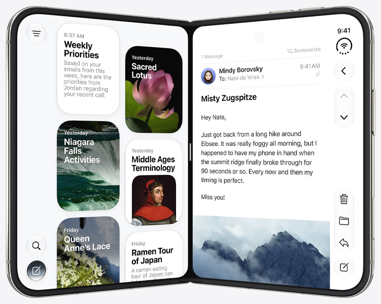 iPhone Duo를 열어서 책처럼 똑바로 세워둔 모습. 왼쪽 패널에는 Siri 앱이, 오른쪽 패널에는 메시지 앱이 표시되어 있습니다.