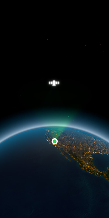 Kuva naisesta istumassa hajonneen katumaasturin vieressä.