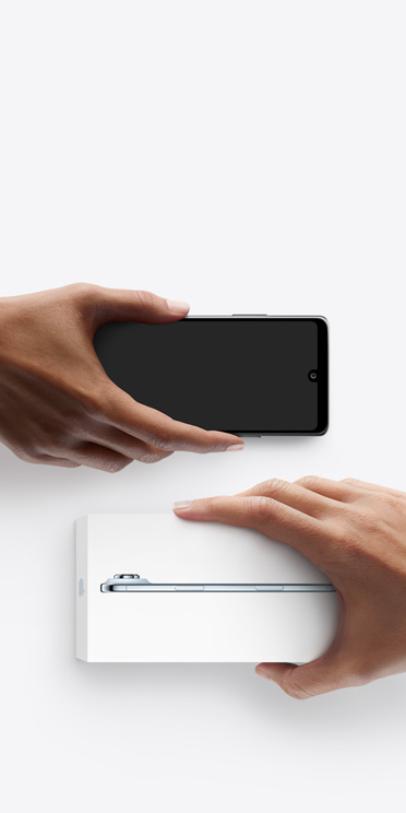 左側的手拿著沒有包裝的 Android 手機，右側的手拿著裝在包裝盒內的全新 iPhone Air，進行換購