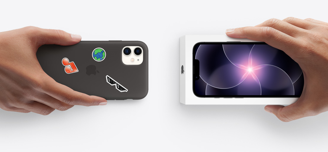 兩隻手正在進行換購，一隻手拿著 iPhone 11，另一隻手則拿著包裝盒裝著的 iPhone 17e