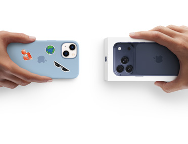 一隻手拿著裝著矽膠保護殻的 iPhone 13，機身背面貼著許多貼紙，另一隻手則拿著包裝盒裝著的全新 iPhone 17 Pro，進行換購