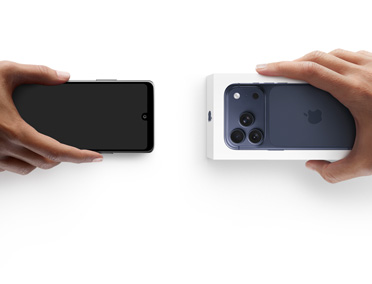 左側的手拿著沒有包裝的 Android 手機，右側的手拿著裝在包裝盒內的全新 iPhone 17 Pro，進行換購