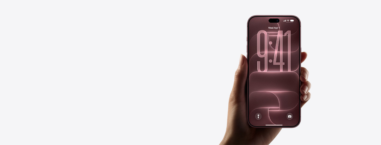 Mão segurando um iPhone 18 Pro na cor bordô (vermelho-escuro) que mostra a Tela Bloqueada padrão