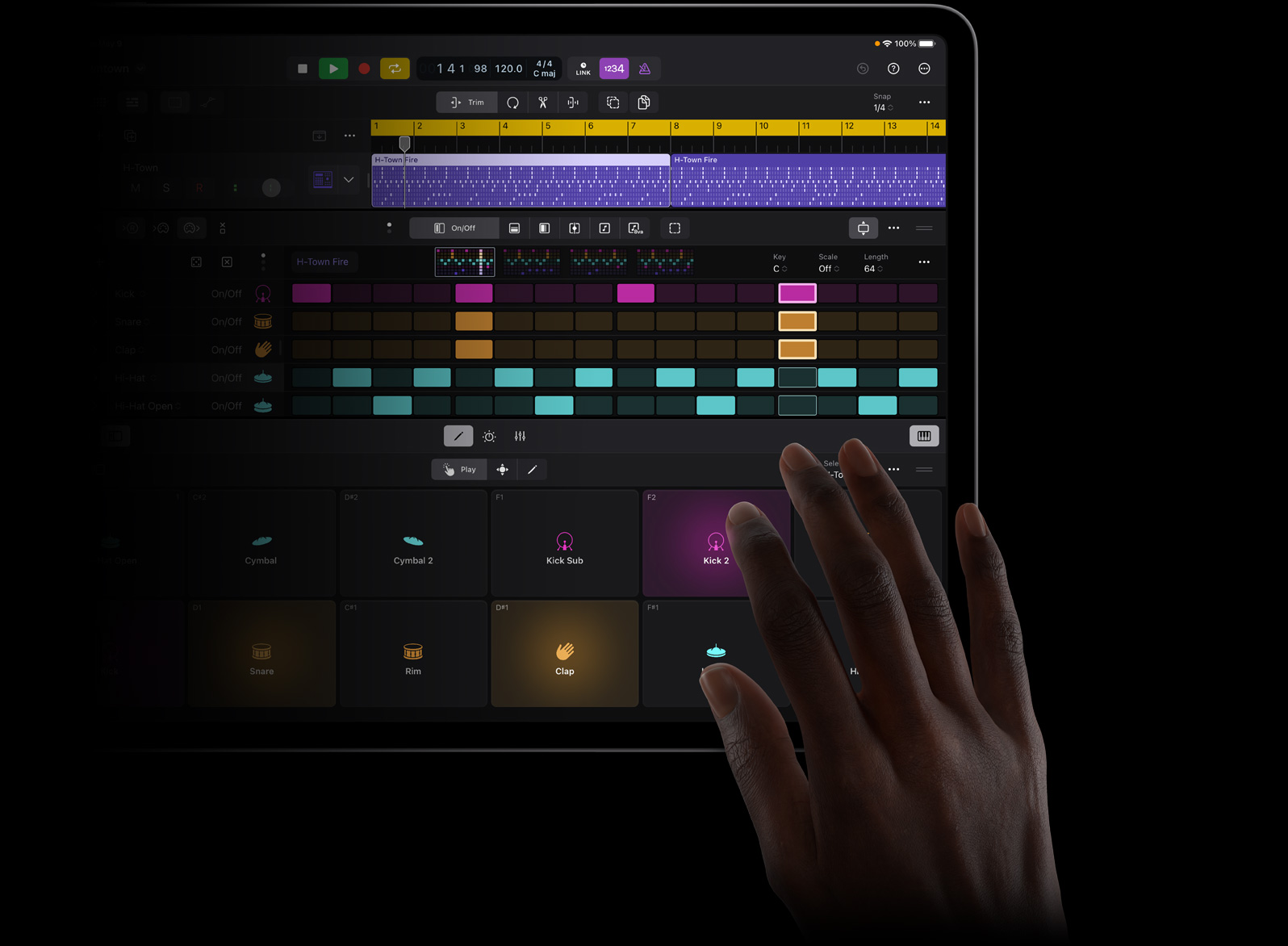 一隻手觸控 iPad Pro 螢幕，在 iPad Pro 上的 iPad 版 Logic Pro 中創作音效節拍。