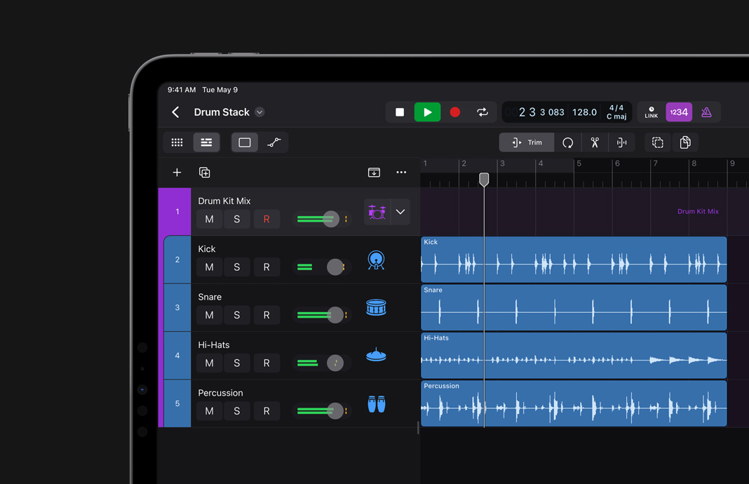 iPad 版 Logic Pro 的使用者介面，展示分組演奏音軌以整齊堆疊的方式整合在一起。