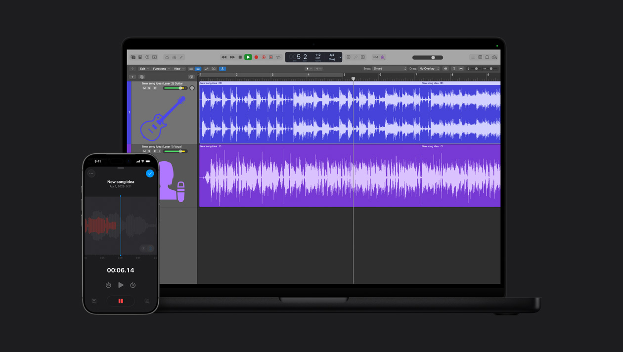 Pantalla de un MacBook Pro de 16 pulgadas que muestra un espacio de trabajo con dos filas para voz y guitarra, ondas sonoras, pantalla de un iPhone 17 Pro con las notas de voz de Logic Pro, grabando en rojo, ondas sonoras, botón de reproducción, una nueva idea de canción, fecha y duración
