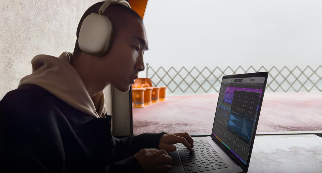 Imagen de perfil de una persona con unos AirPods Max usando Logic Pro en un MacBook Pro de 16 pulgadas