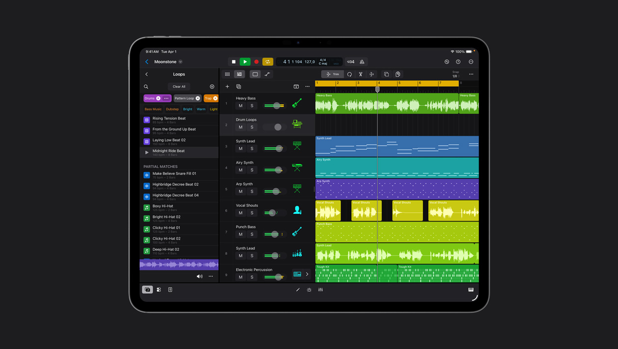 Pantalla de un iPad Pro de 13 pulgadas que muestra el espacio de trabajo de Logic Pro, con el panel de Loops a la izquierda y filas de ondas sonoras en distintos colores
