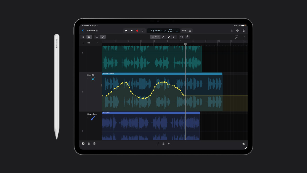 Pantalla de un iPad Pro de 13 pulgadas que muestra un dibujo sobre una onda sonora en Logic Pro, Apple Pencil a la izquierda del dispositivo