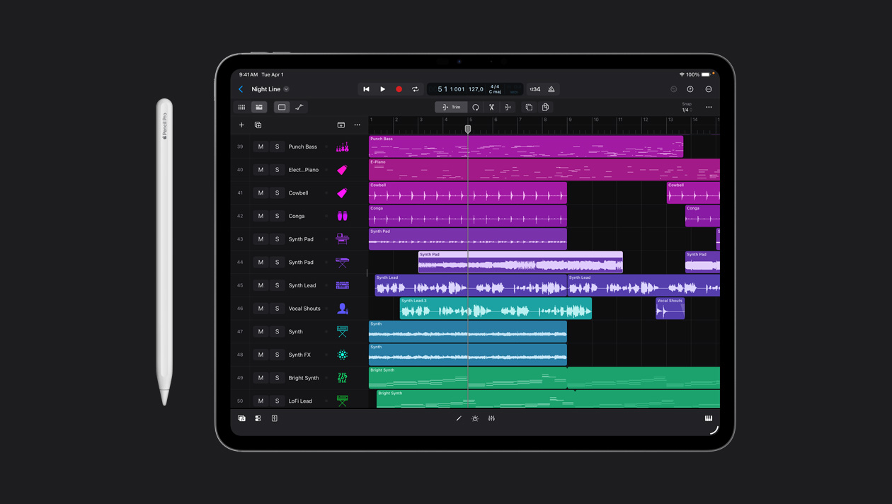 Pantalla de un iPad Pro de 13 pulgadas que muestra el espacio de trabajo de Logic Pro, con una lista de diferentes instrumentos en el panel izquierdo y sus ondas sonoras en distintos colores a la derecha, y un Apple Pencil a la izquierda del dispositivo