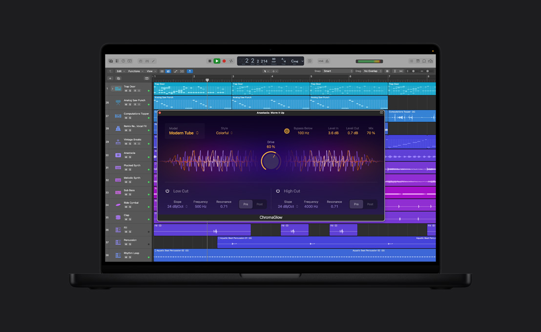 Pantalla de un MacBook Pro de 16 pulgadas que muestra ChromaGlow, Anastacia: ventana de Warm It Up, modelo, estilo, el bypass debajo, ajustes de nivel de entrada, de nivel de salida y de mezclas