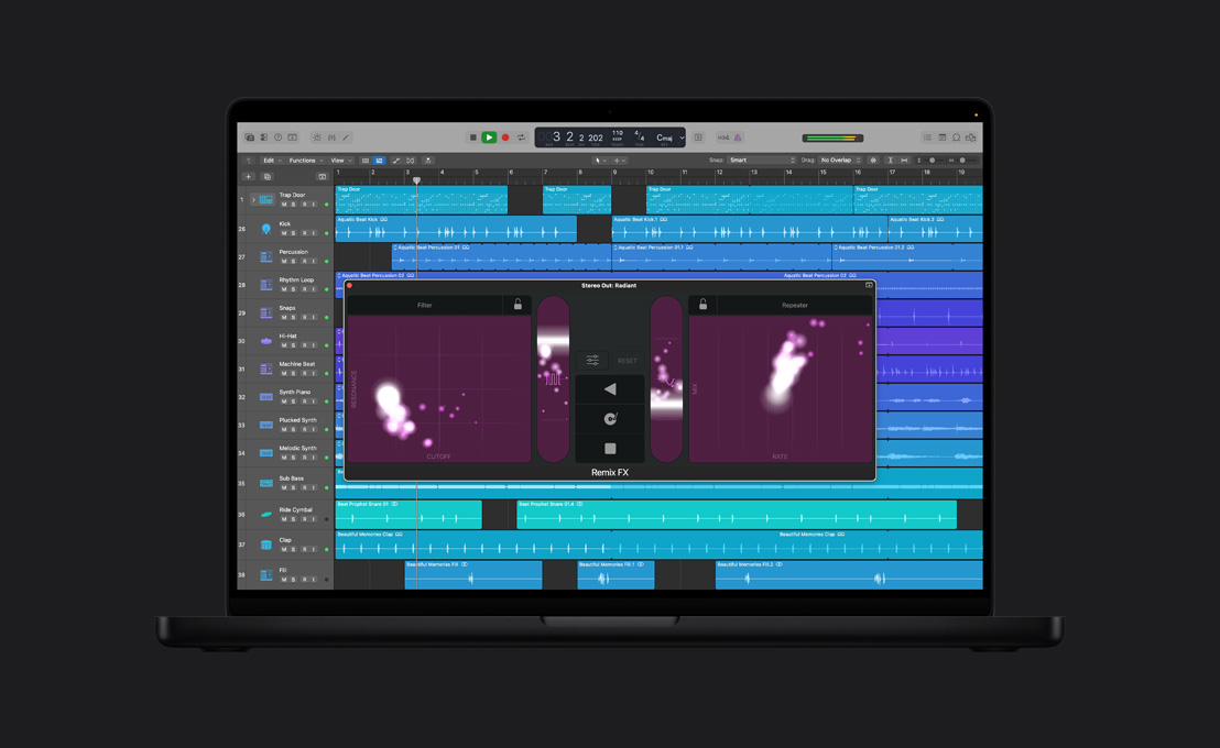 Pantalla de un MacBook Pro de 16 pulgadas que muestra Remix FX, Stereo Out: ventana de Radiant, filtro a la izquierda y Repeater a la derecha, con filtraciones de luz morada
