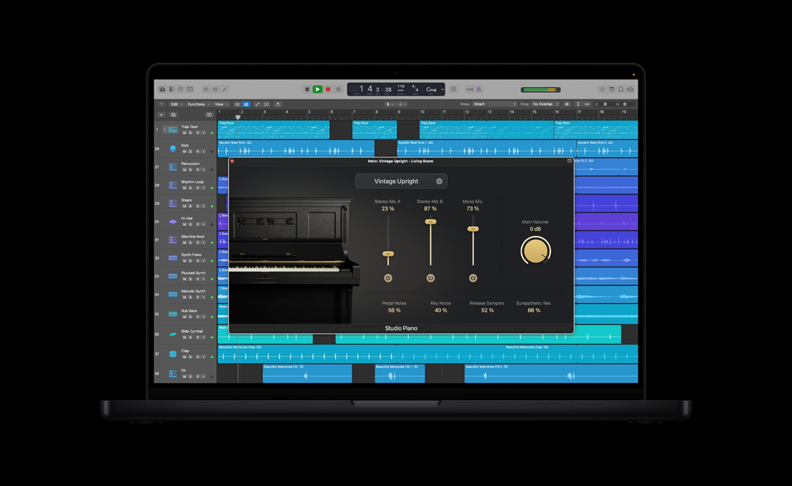 Pantalla de un MacBook Pro de 16 pulgadas que muestra Studio Piano, Intro: ventana de Vintage Upright - Living Room con un piano negro a la izquierda, selectores y controles