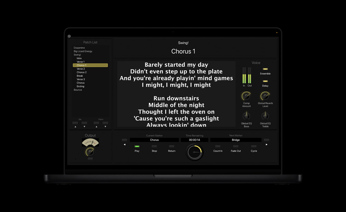 Pantalla de un MacBook Pro de 16 pulgadas que muestra el panel Patch List a la izquierda, la letra de Coro 1 en el centro, los ajustes de voz a la derecha y las secciones inferiores Salida, Marcador actual, Time Remaining y Marcador siguiente