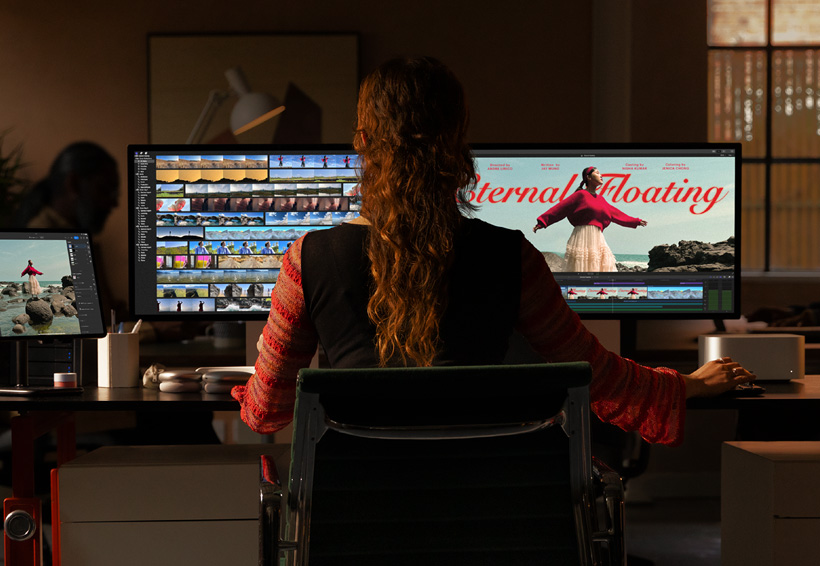 影片剪輯師使用 Mac Studio 連接兩部 Studio Display 進行工作。