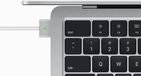 展示 MagSafe 充電線連上銀色 MacBook Air 俯視圖