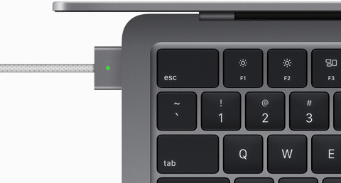 Tampilan atas yang memperlihatkan kabel MagSafe yang dicolokkan ke MacBook Air dalam warna Abu-abu